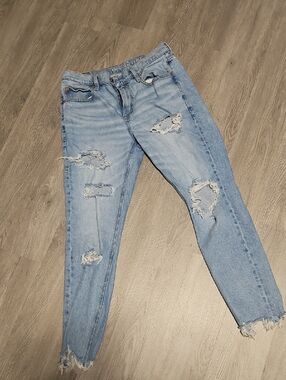 American Eagle Outfitters Light Wash Distressed Boyfriend Jeans
